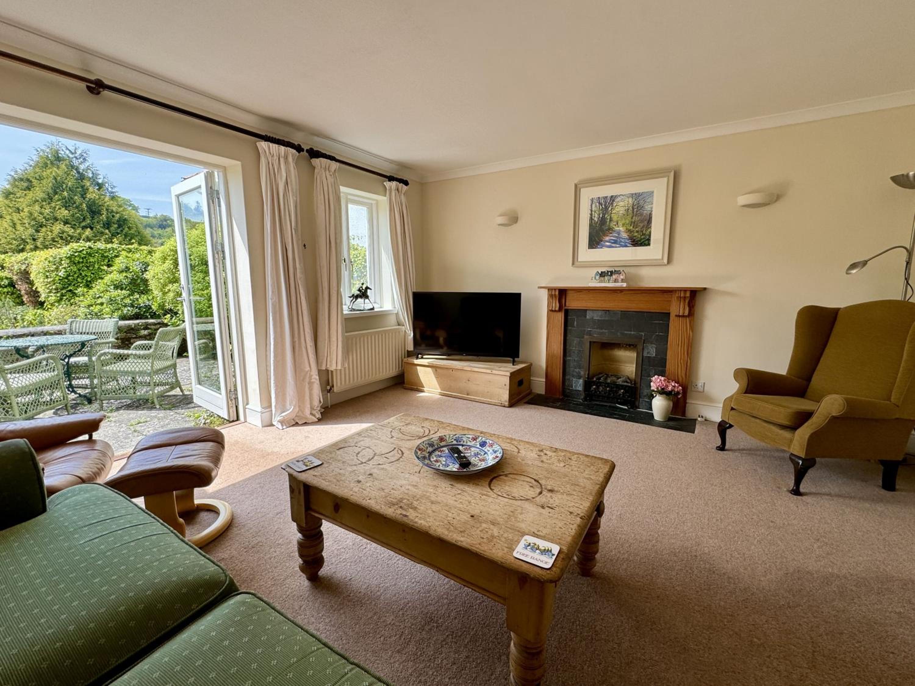 Orchard Cottage - Walking distance of the river, charming sunny patio, quiet location