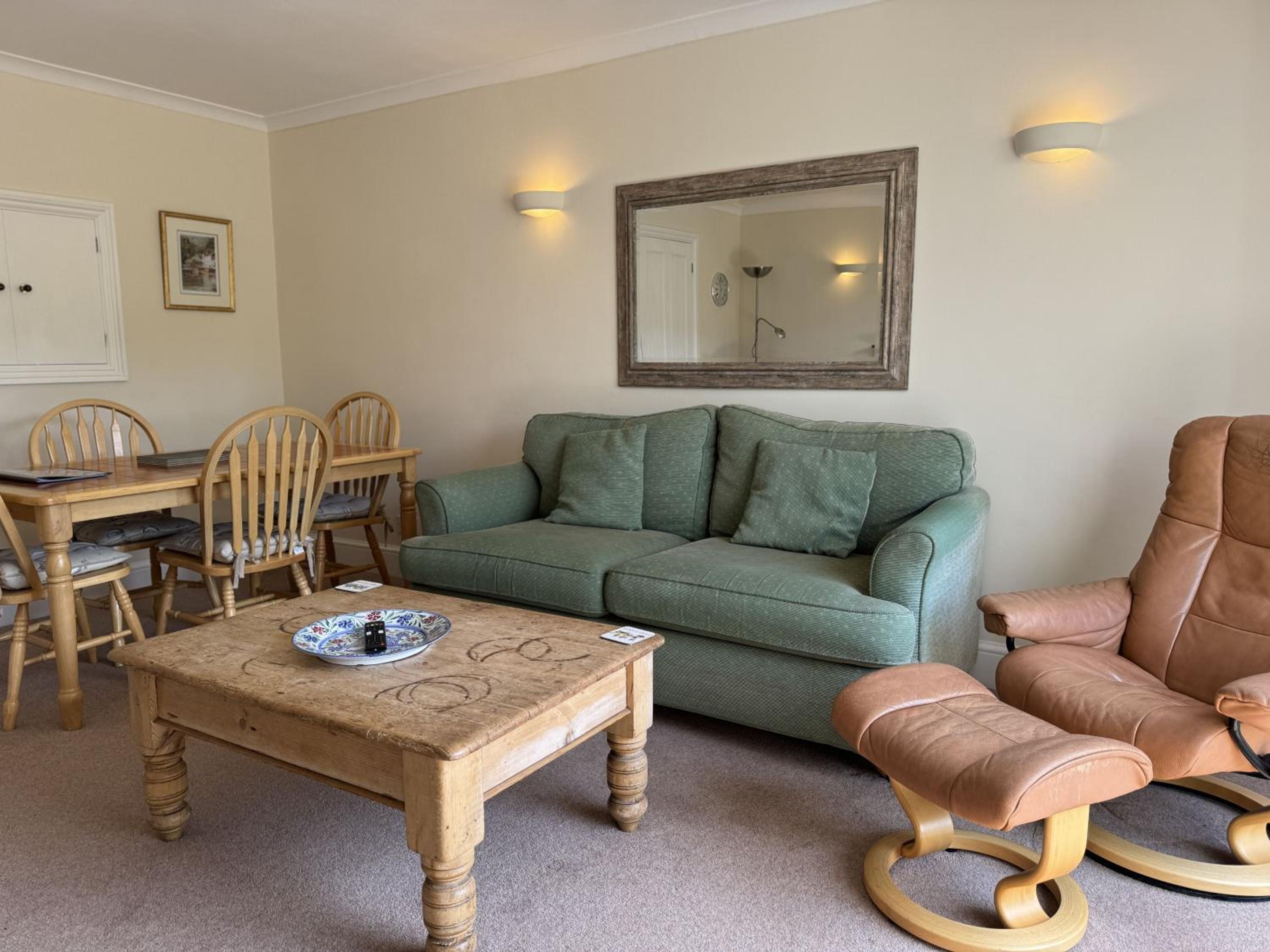 Orchard Cottage - Walking distance of the river, charming sunny patio, quiet location