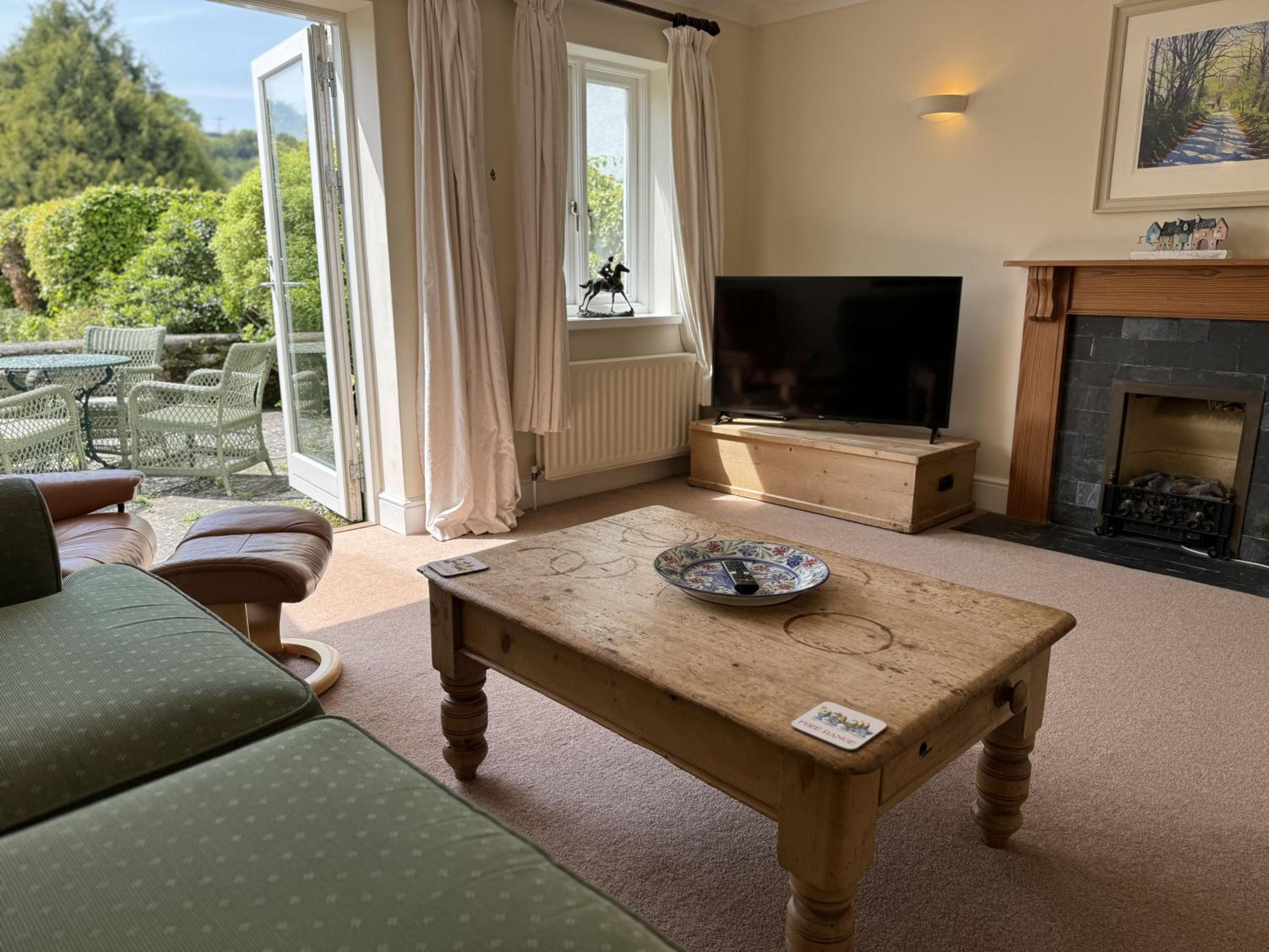 Orchard Cottage - Walking distance of the river, charming sunny patio, quiet location