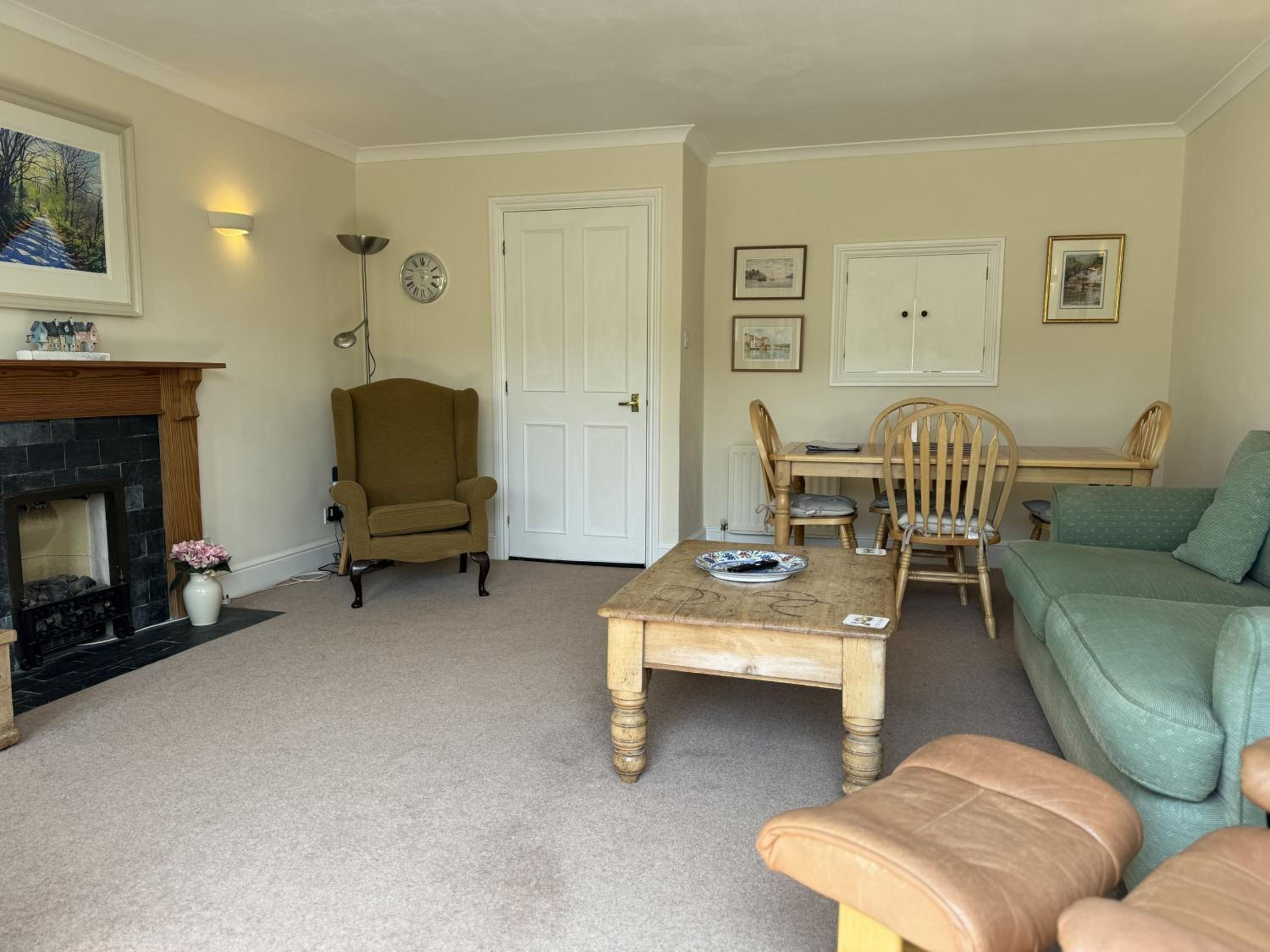 Orchard Cottage - Walking distance of the river, charming sunny patio, quiet location