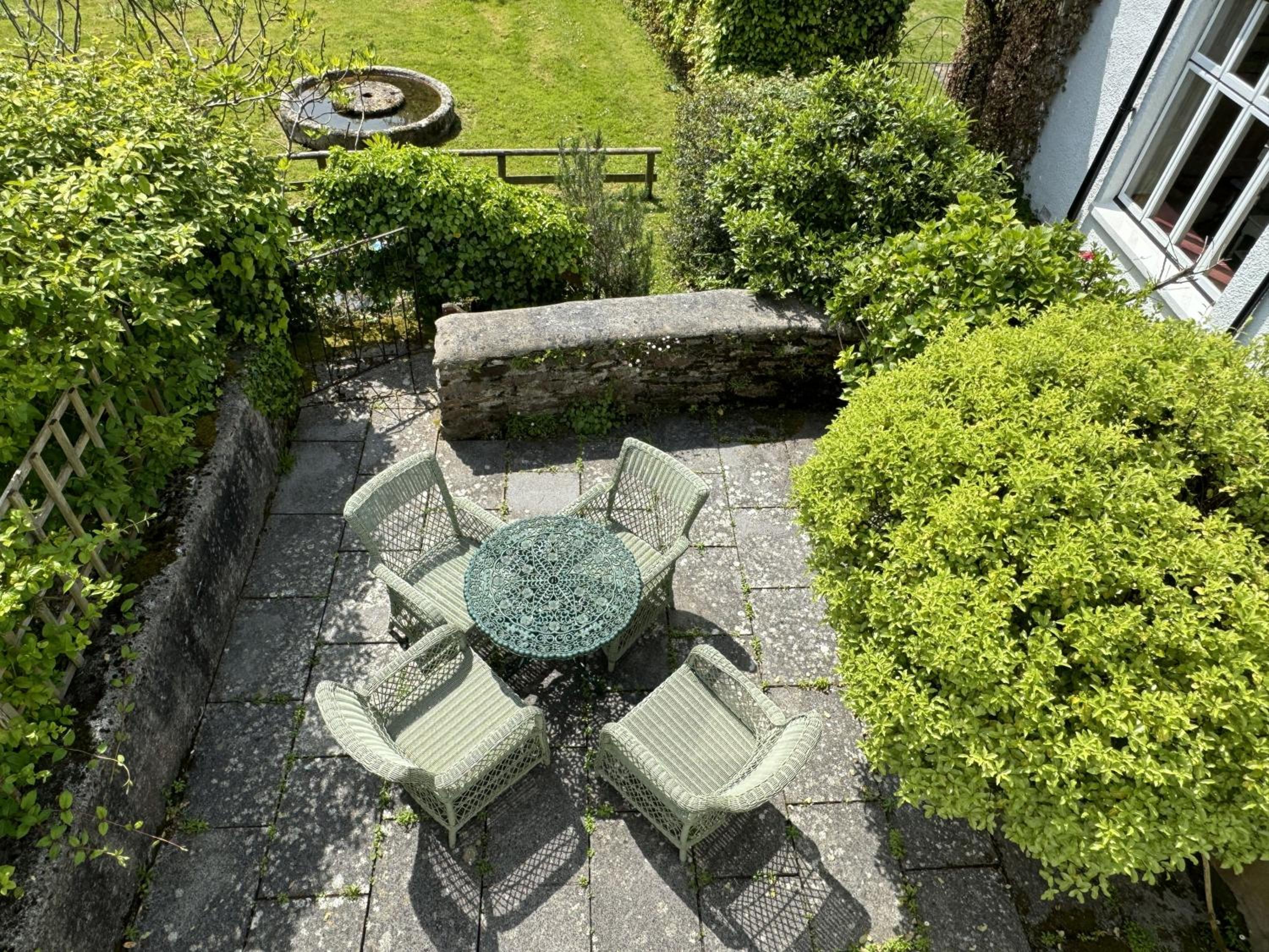 Orchard Cottage - Walking distance of the river, charming sunny patio, quiet location