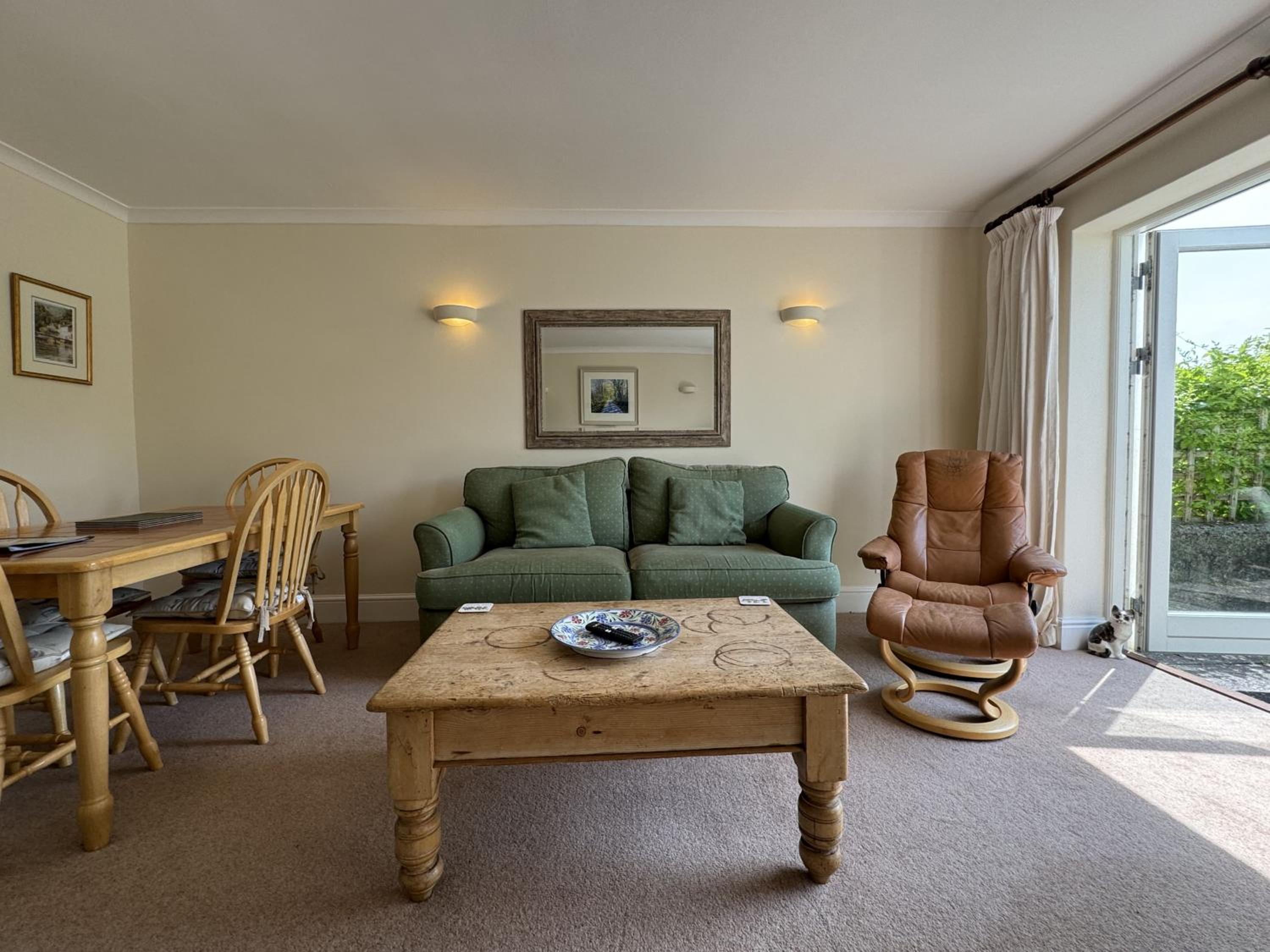 Orchard Cottage - Walking distance of the river, charming sunny patio, quiet location