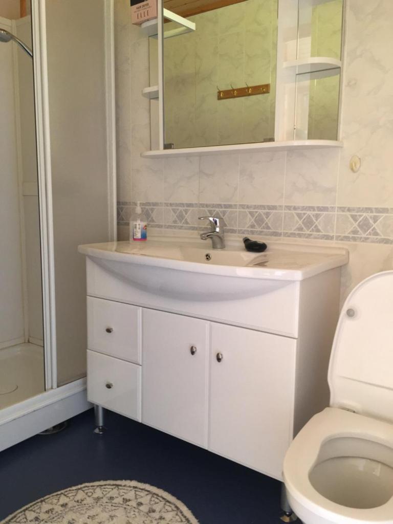 Sjøstrand Rorbuer en Ballstad — bathroom