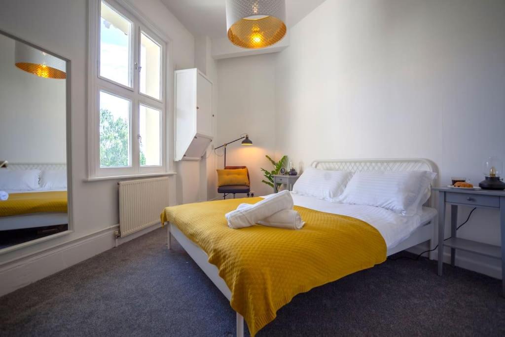 Beautiful treetop apartment with Cotswolds views
