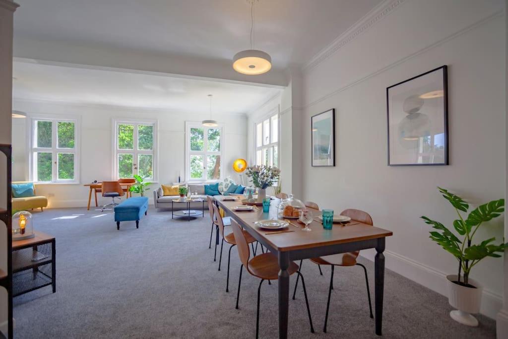 Beautiful treetop apartment with Cotswolds views