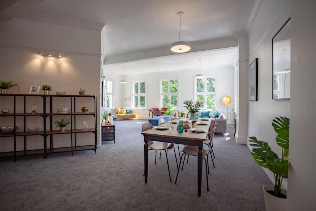 Beautiful treetop apartment with Cotswolds views