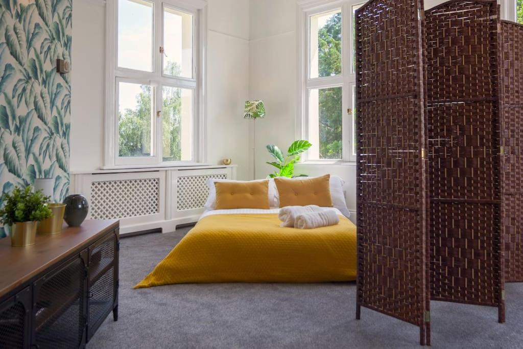 Beautiful treetop apartment with Cotswolds views