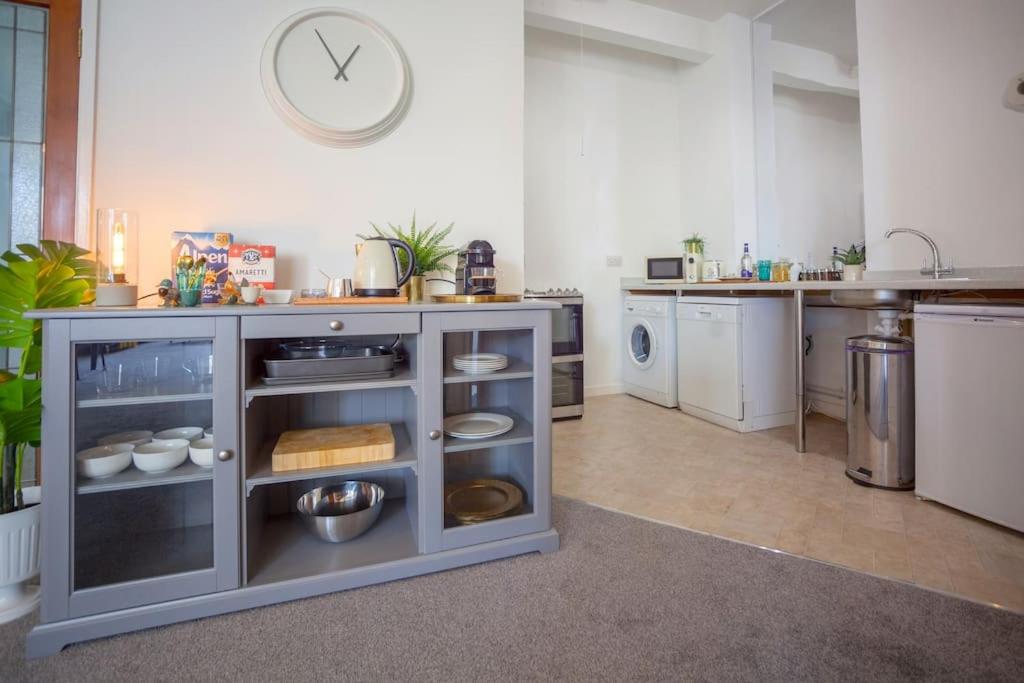 Beautiful treetop apartment with Cotswolds views