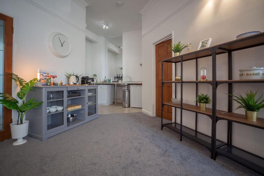Beautiful treetop apartment with Cotswolds views