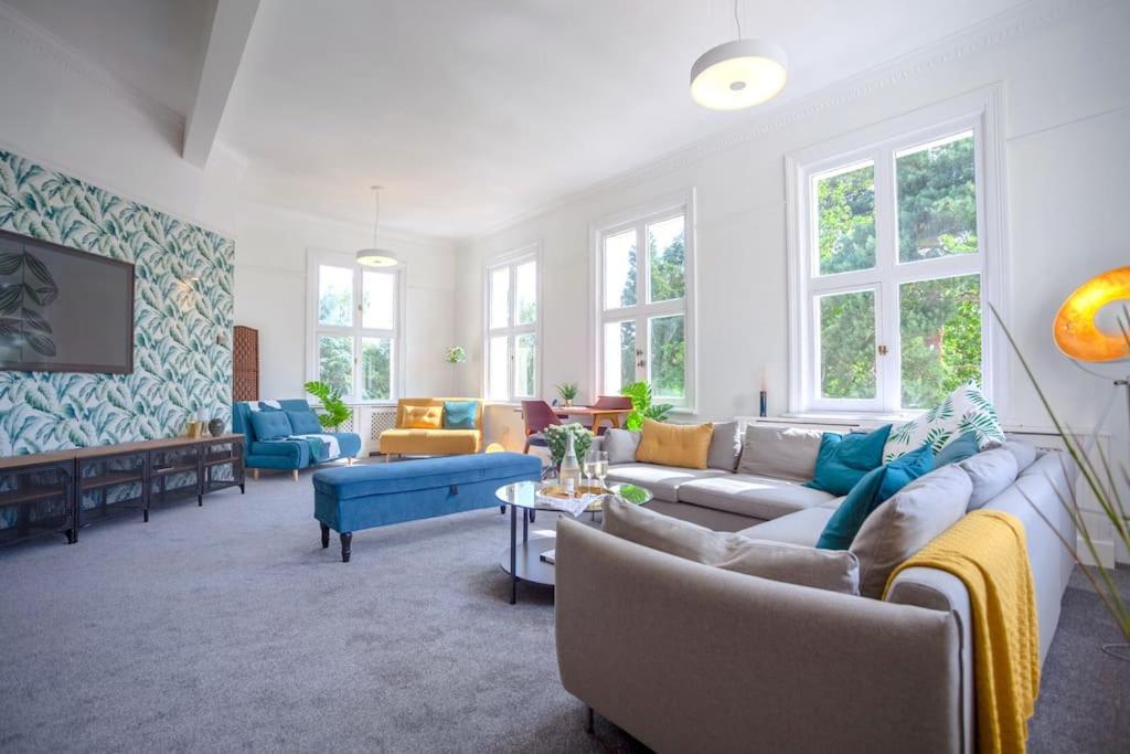 Beautiful treetop apartment with Cotswolds views