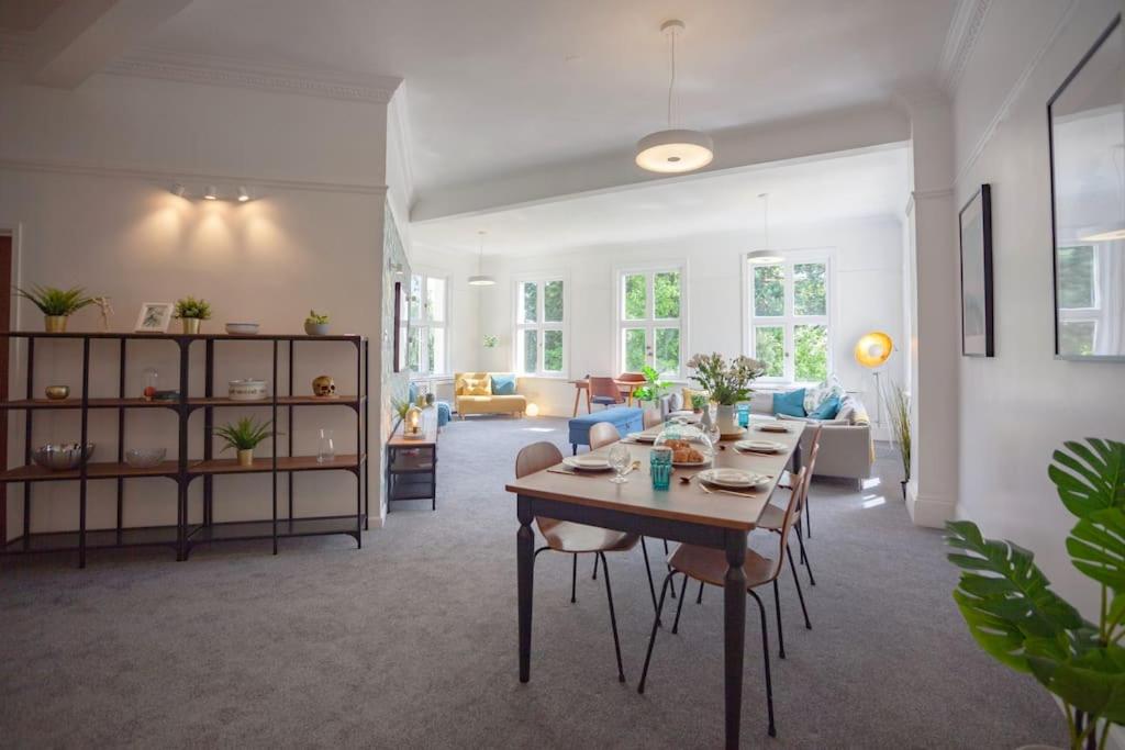 Beautiful treetop apartment with Cotswolds views
