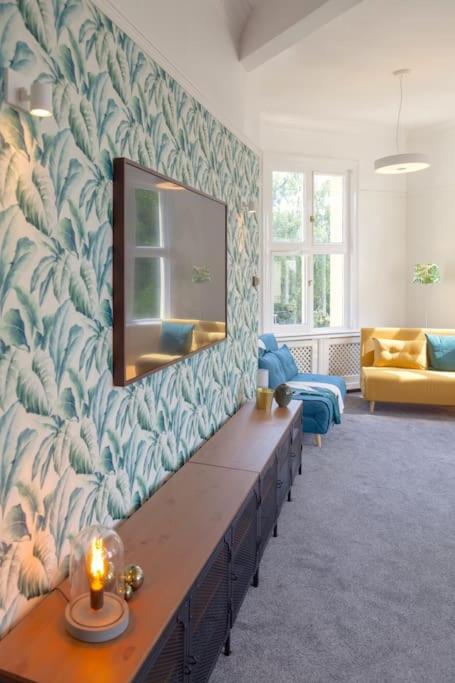 Beautiful treetop apartment with Cotswolds views