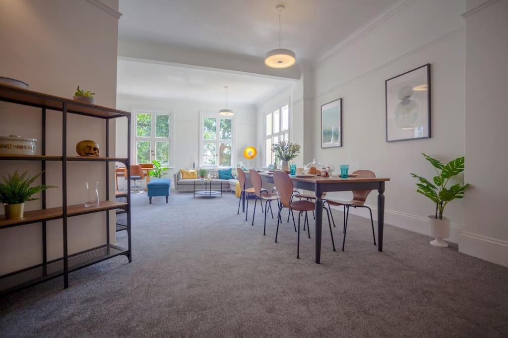 Beautiful treetop apartment with Cotswolds views