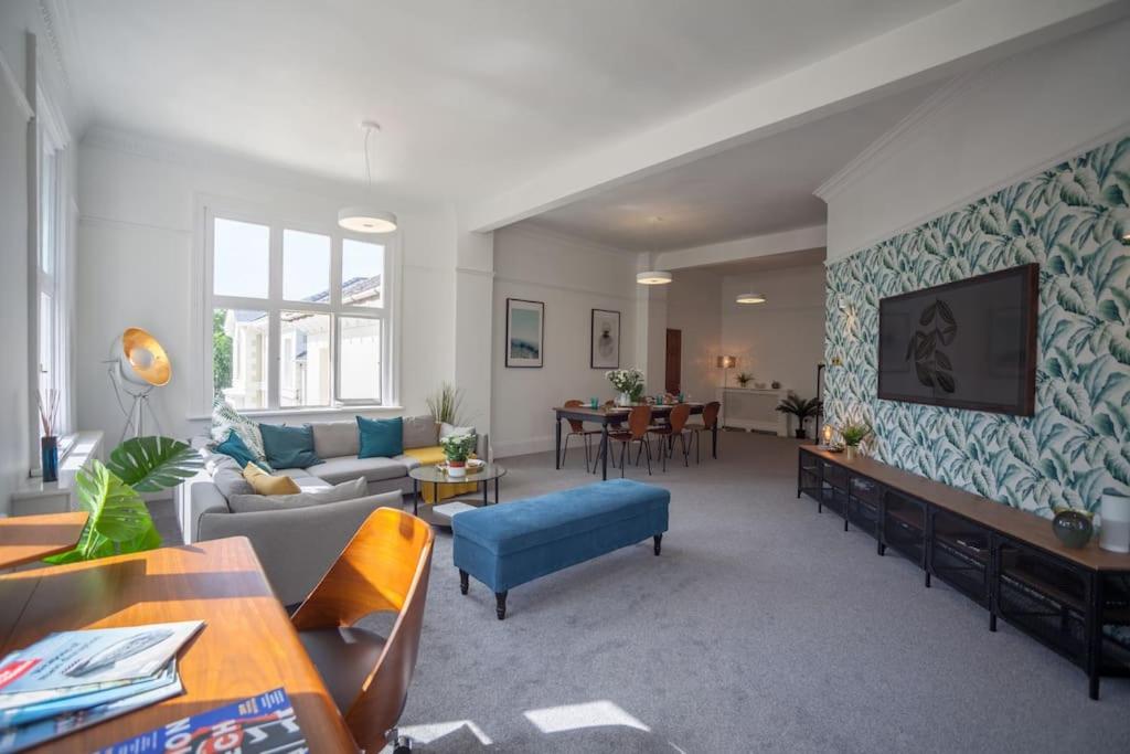 Beautiful treetop apartment with Cotswolds views