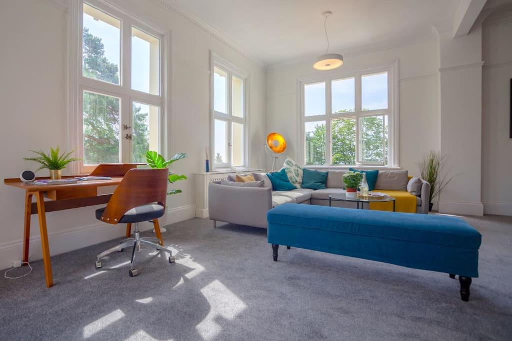 Beautiful treetop apartment with Cotswolds views