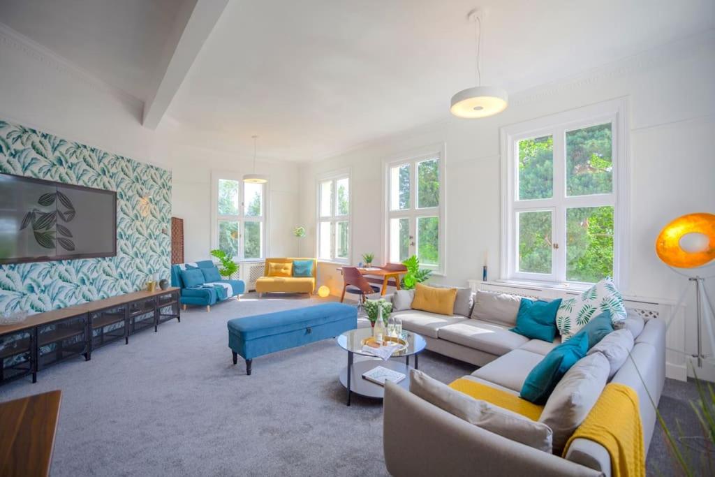 Beautiful treetop apartment with Cotswolds views