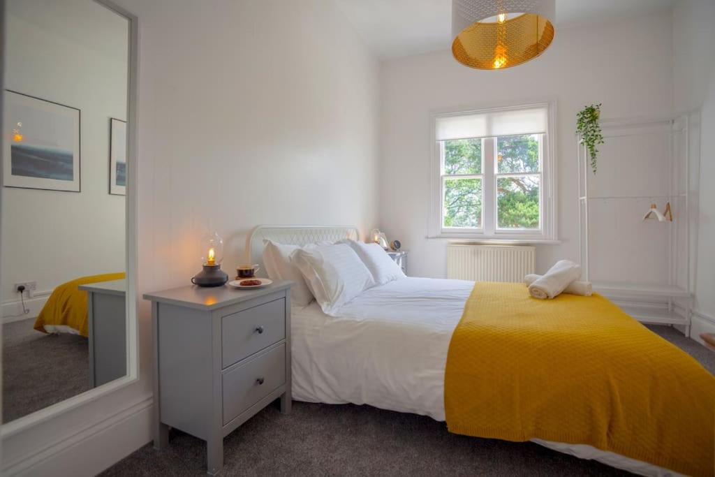 Beautiful treetop apartment with Cotswolds views