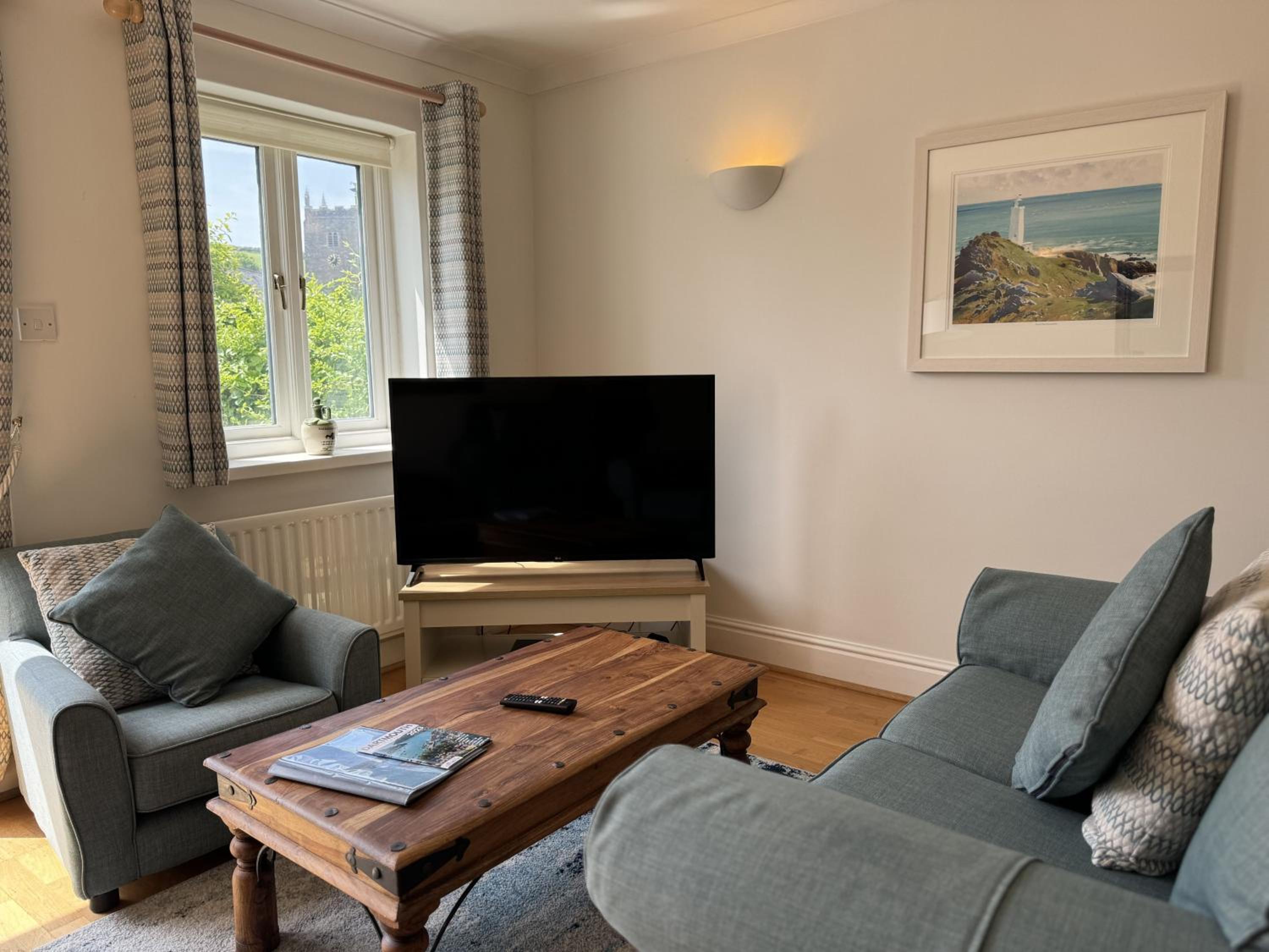 Damson Cottage - Peaceful location, charming communal orchard & private patio garden view 2