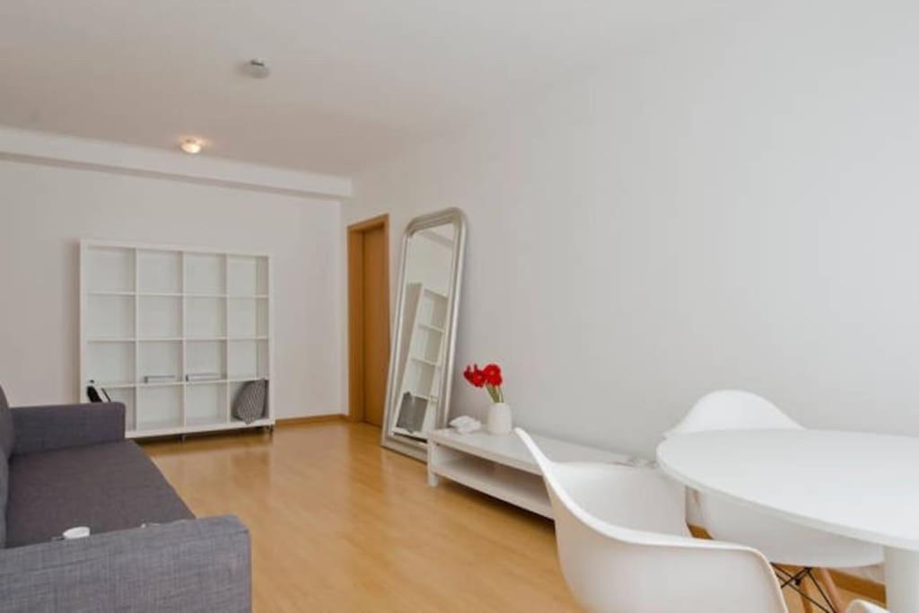 NEW Home Office - Free Wifi & Parking - Self Check-in - Daikin Airco view 3