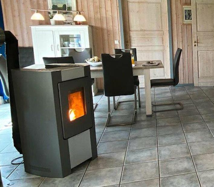Ferienhaus Friese, direkt am See, mit hauseigenem Tretboot, hauseigener Sauna sowie Whirlpool, Kamin, eingezäuntes Grundstück, direkter nähe Kinderspielepa view 4