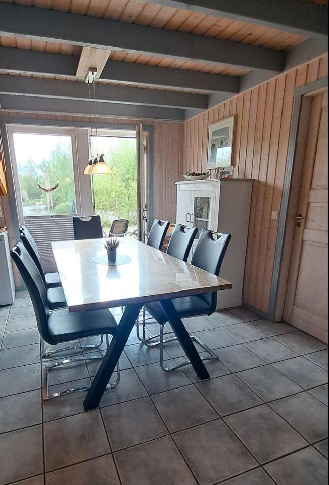 Ferienhaus Friese, direkt am See, mit hauseigenem Tretboot, hauseigener Sauna sowie Whirlpool, Kamin, eingezäuntes Grundstück, direkter nähe Kinderspielepa view 3