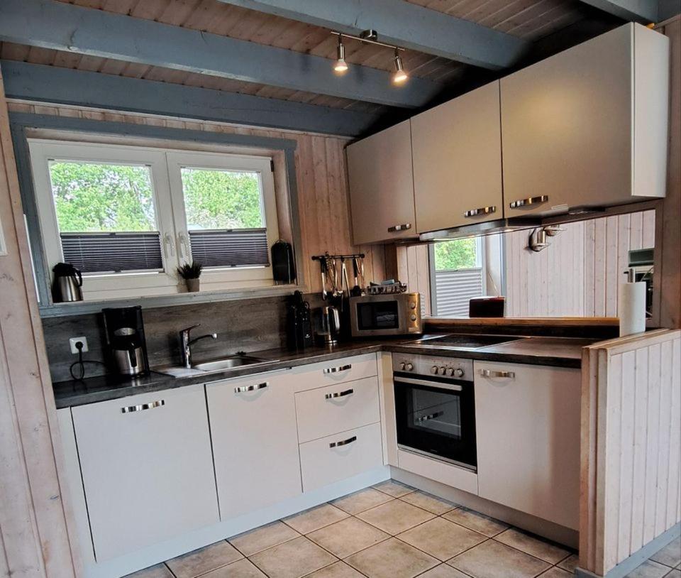 Ferienhaus Friese, direkt am See, mit hauseigenem Tretboot, hauseigener Sauna sowie Whirlpool, Kamin, eingezäuntes Grundstück, direkter nähe Kinderspielepa view 2