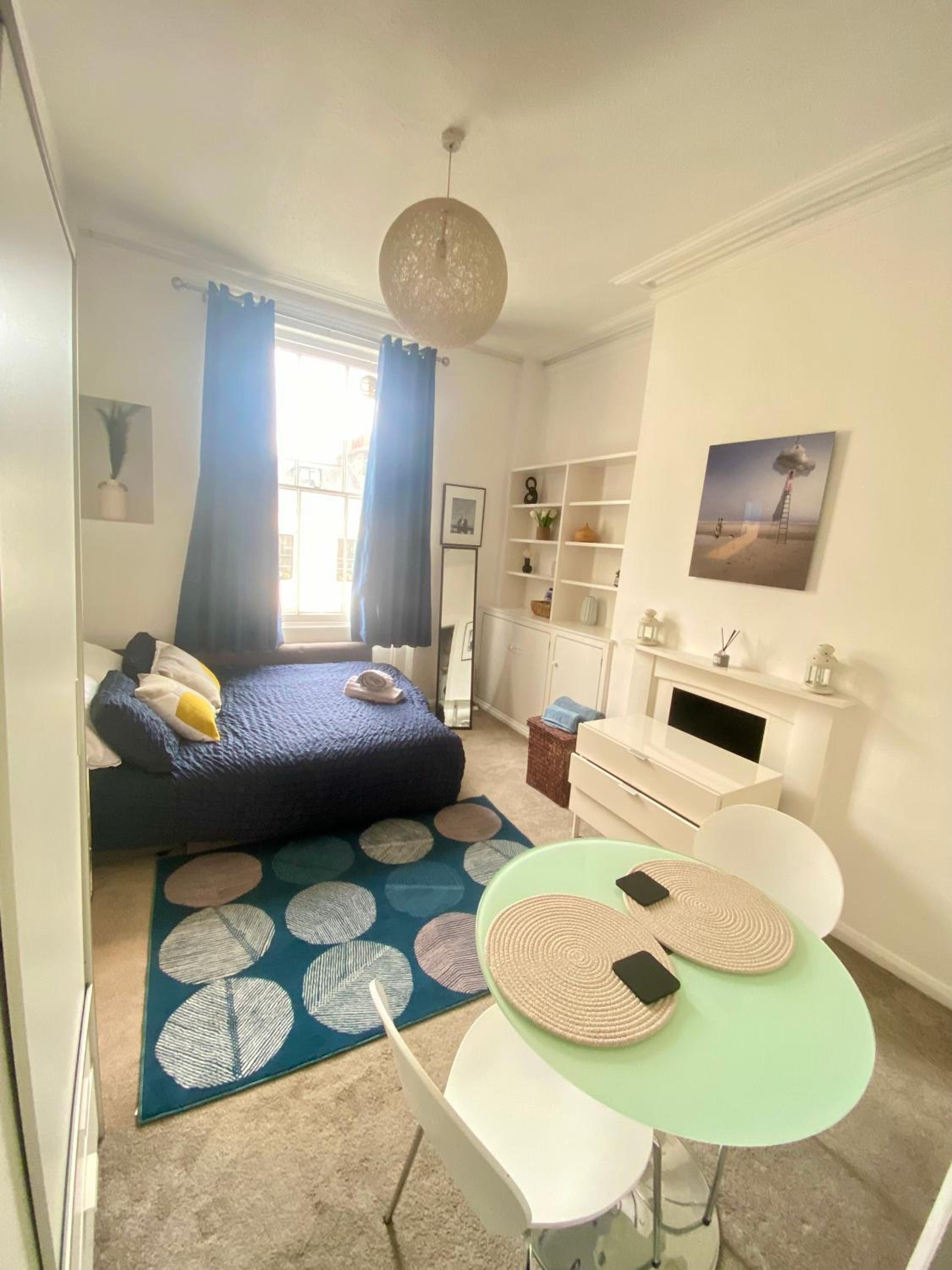 Spacious studio, 5 mins to Victoria station, Central London