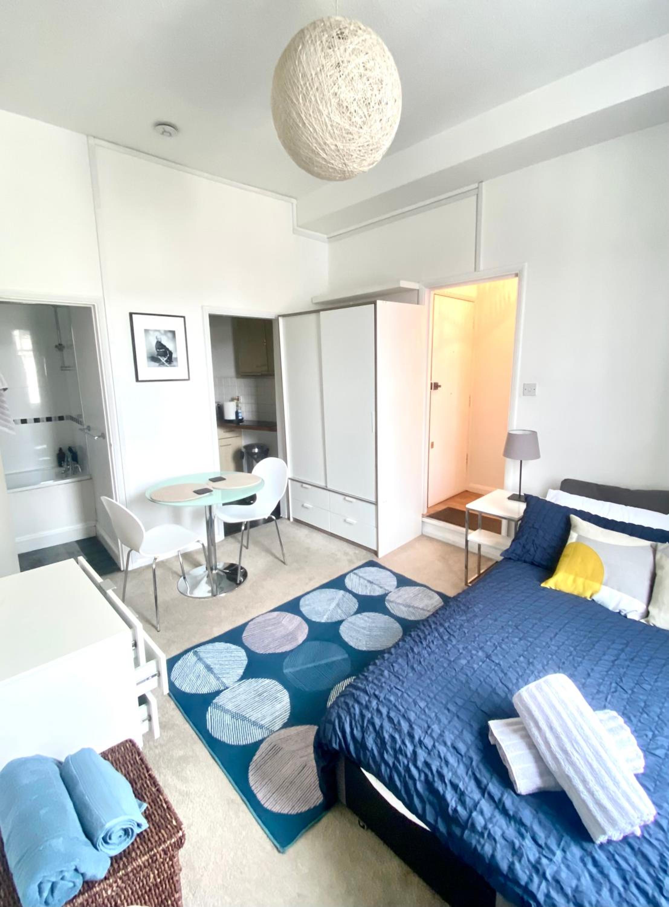 Spacious studio, 5 mins to Victoria station, Central London