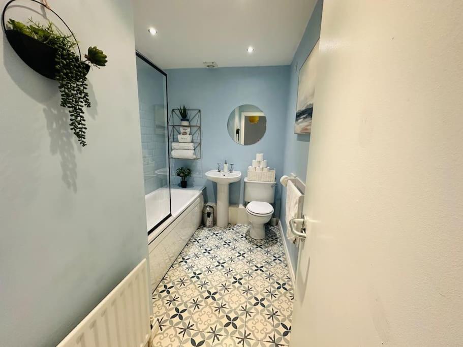 Stunning semi-detached townhouse, Holywood, Sleeps 6 - 10 mins from Belfast view 4