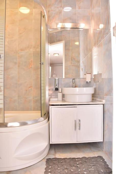 Chic 4BR Apt in Downtown - Mint 5