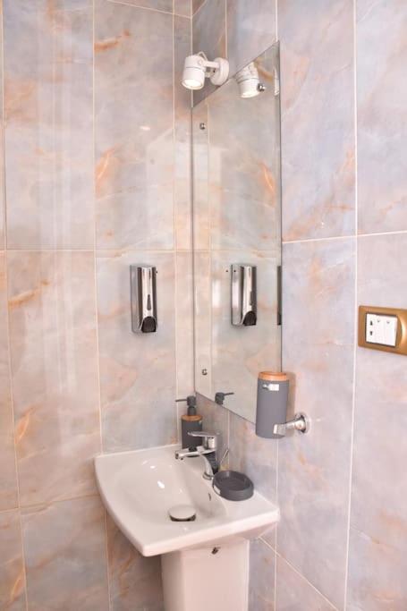 Chic 4BR Apt in Downtown - Mint 5
