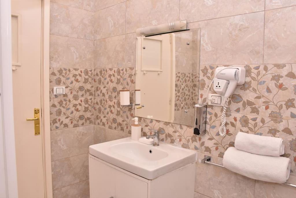 Chic 4BR Apt in Downtown - Mint 5