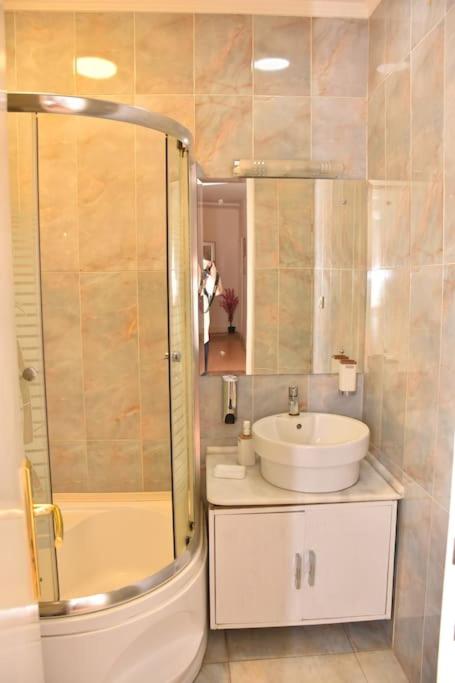 Chic 4BR Apt in Downtown - Mint 5
