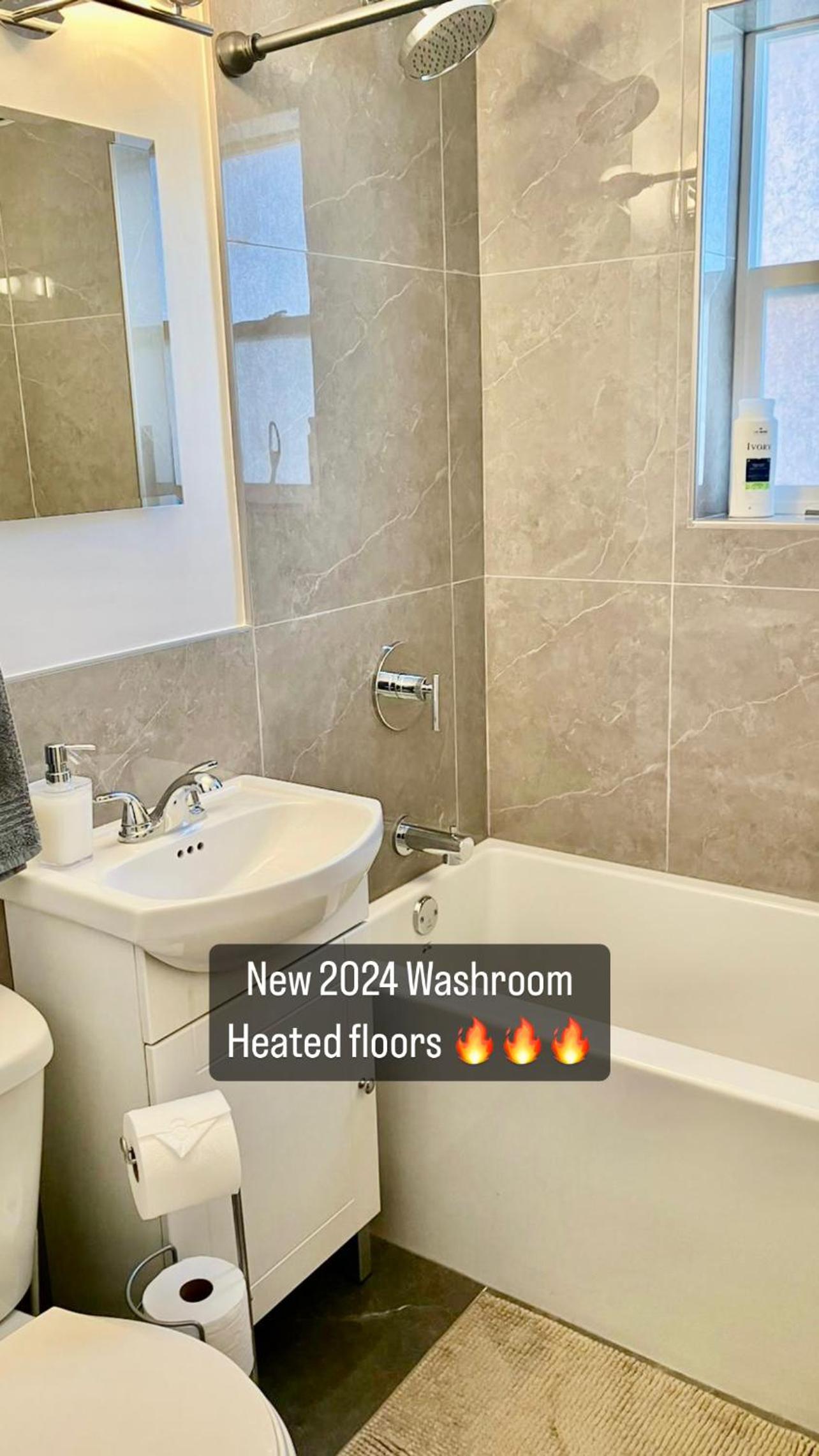 Comfortable 2-BEDROOM APARTMENT - Free and plentiful PARKING - 10 minutes to AIRPORT and 15 minutes to DOWNTOWN Montreal - Near Popular Waterfront Restaura