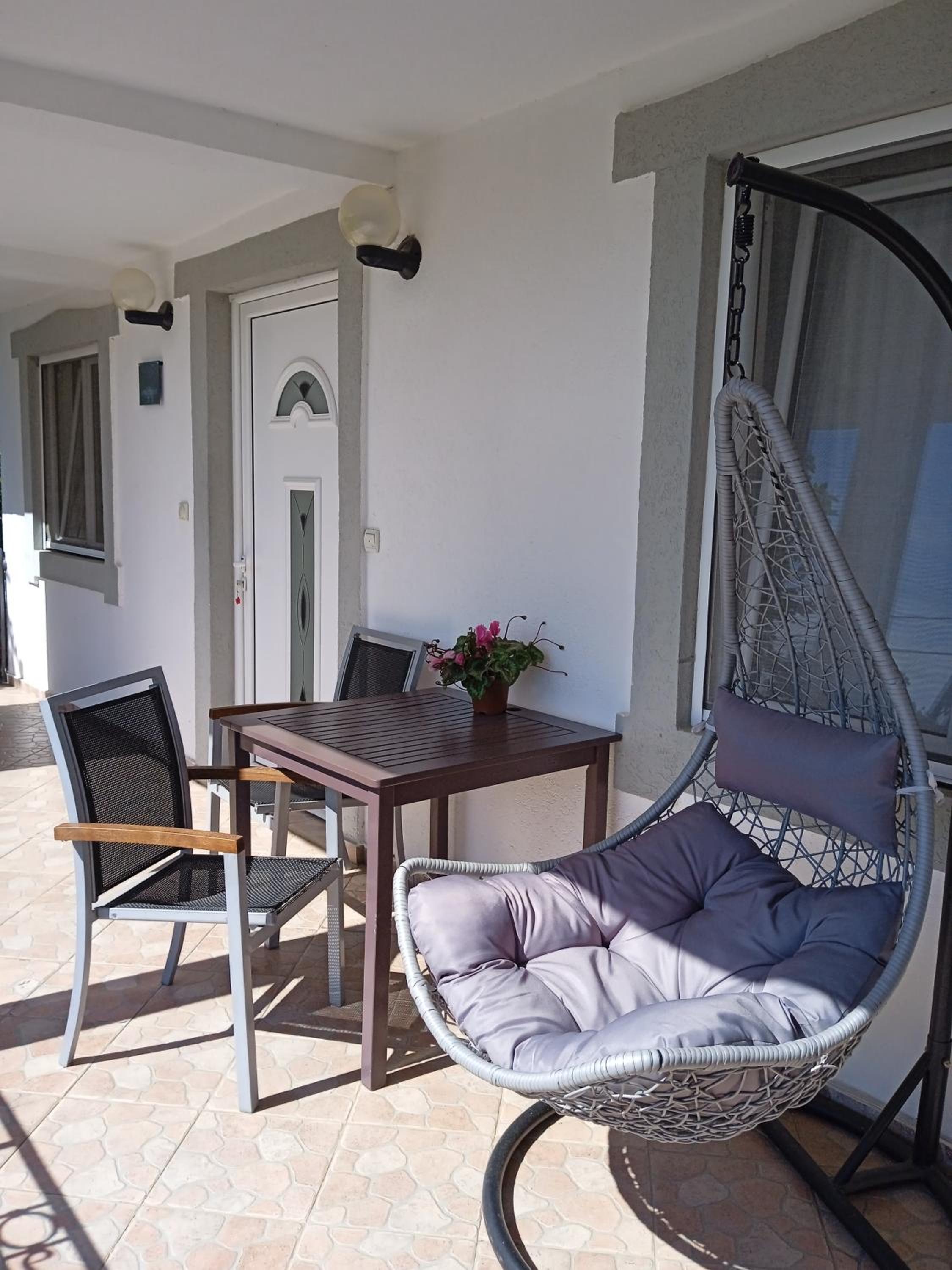 ApartToni
