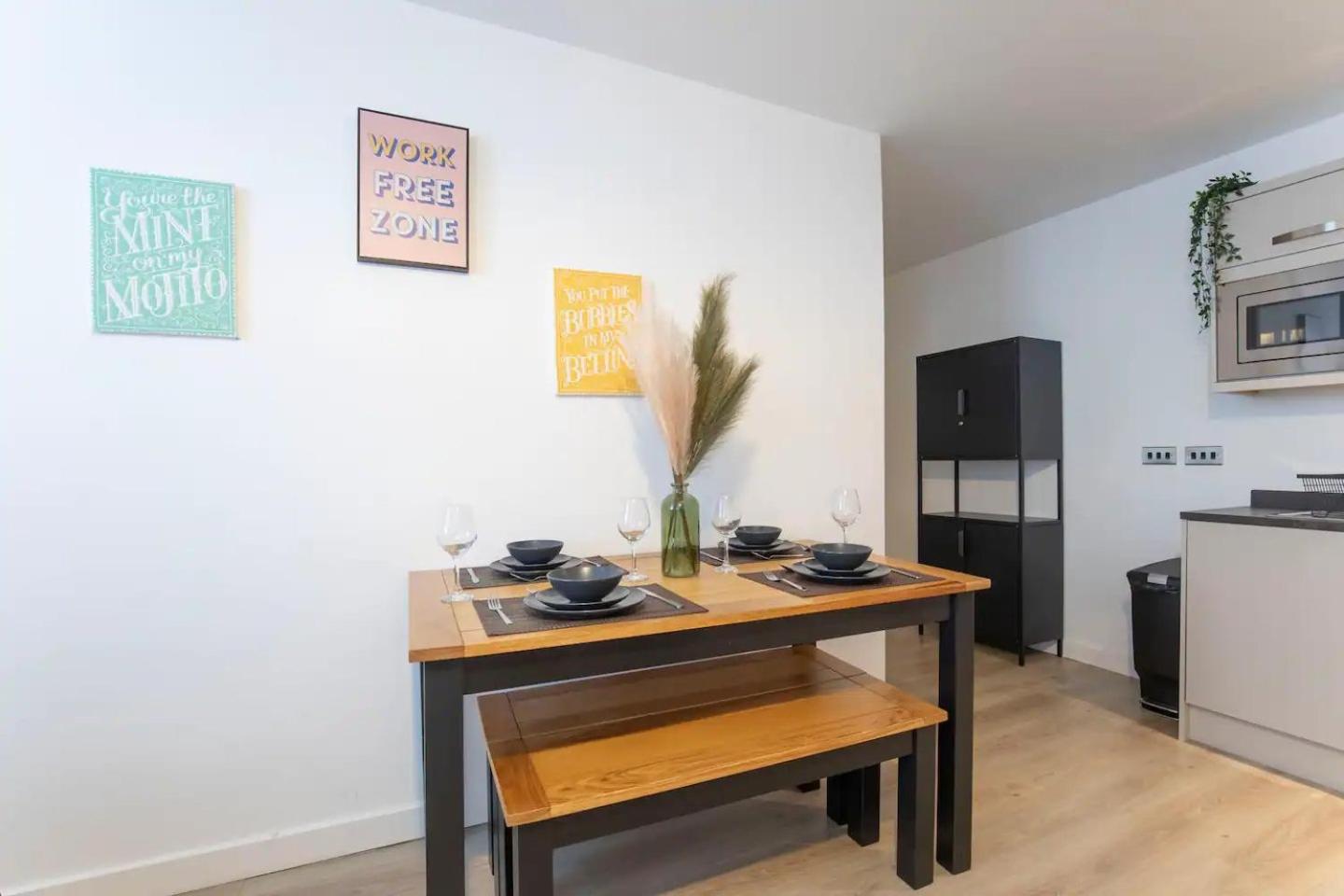 Central Gloucester Getaway Retreat W/Free Parking view 5