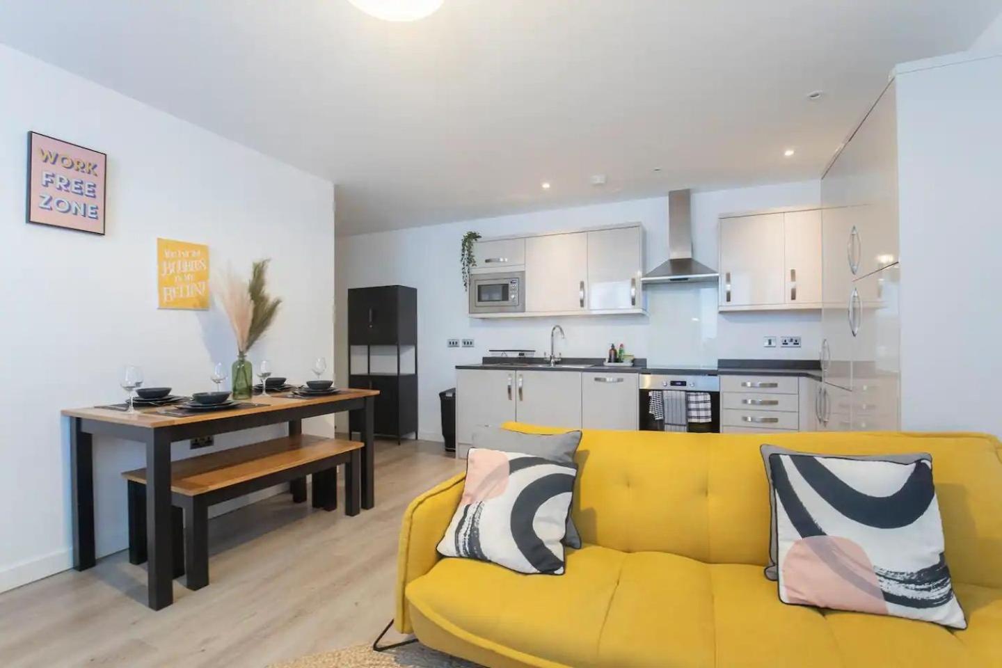 Central Gloucester Getaway Retreat W/Free Parking view 2