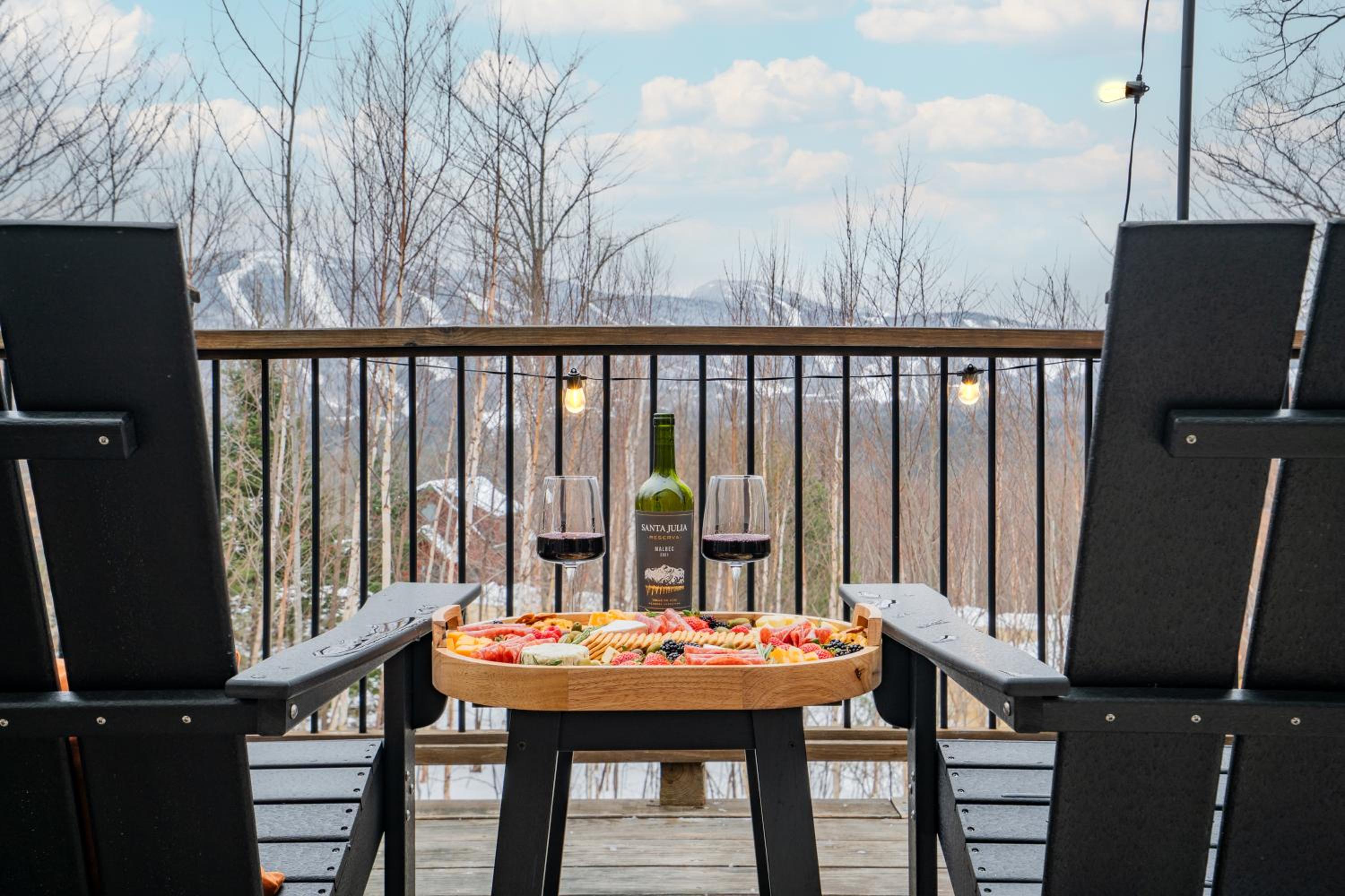 Expansive Chalet, Hottub, Mtn Views, 3-mins Sunday River, Sleeps 16