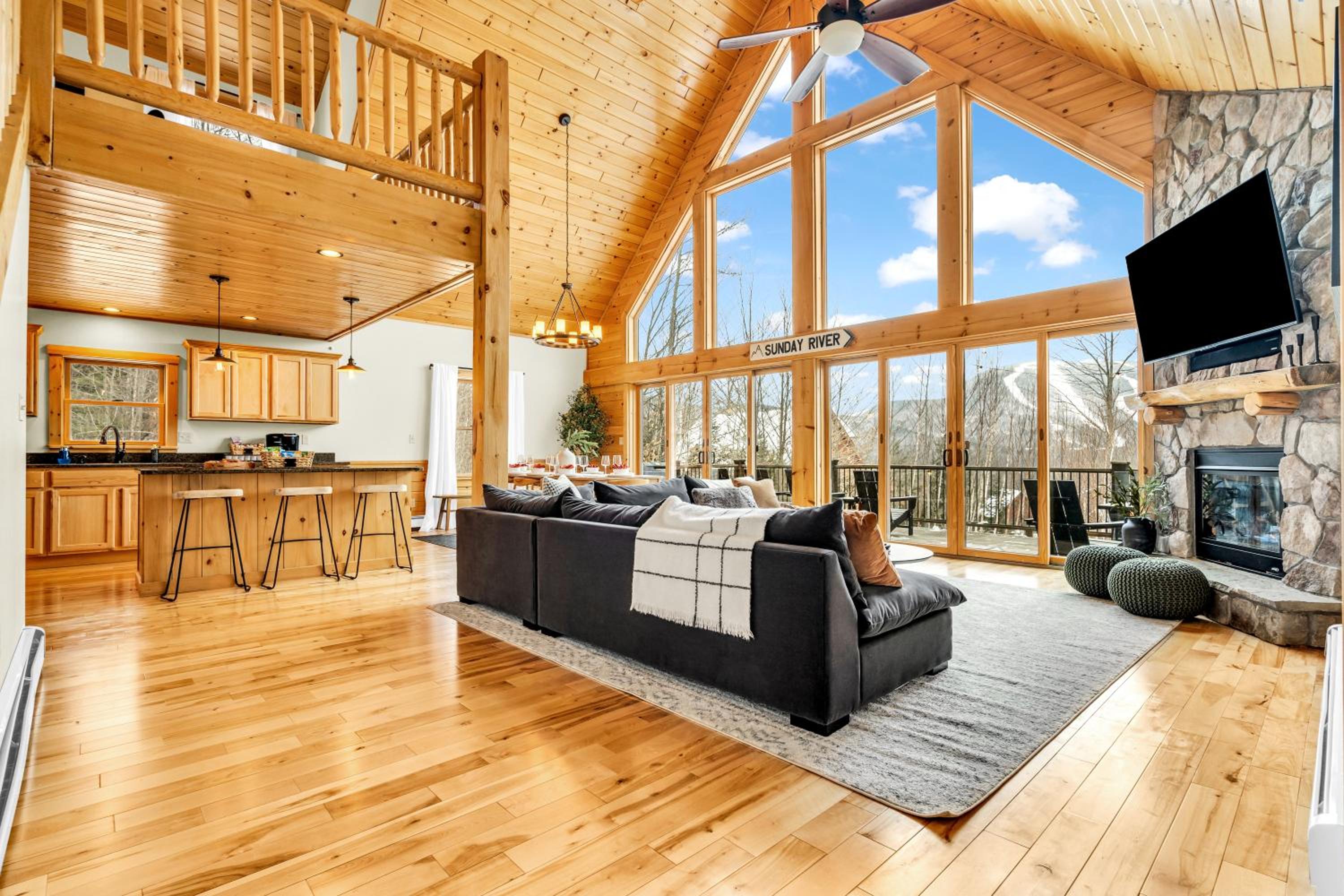 Expansive Chalet, Hottub, Mtn Views, 3-mins Sunday River, Sleeps 16