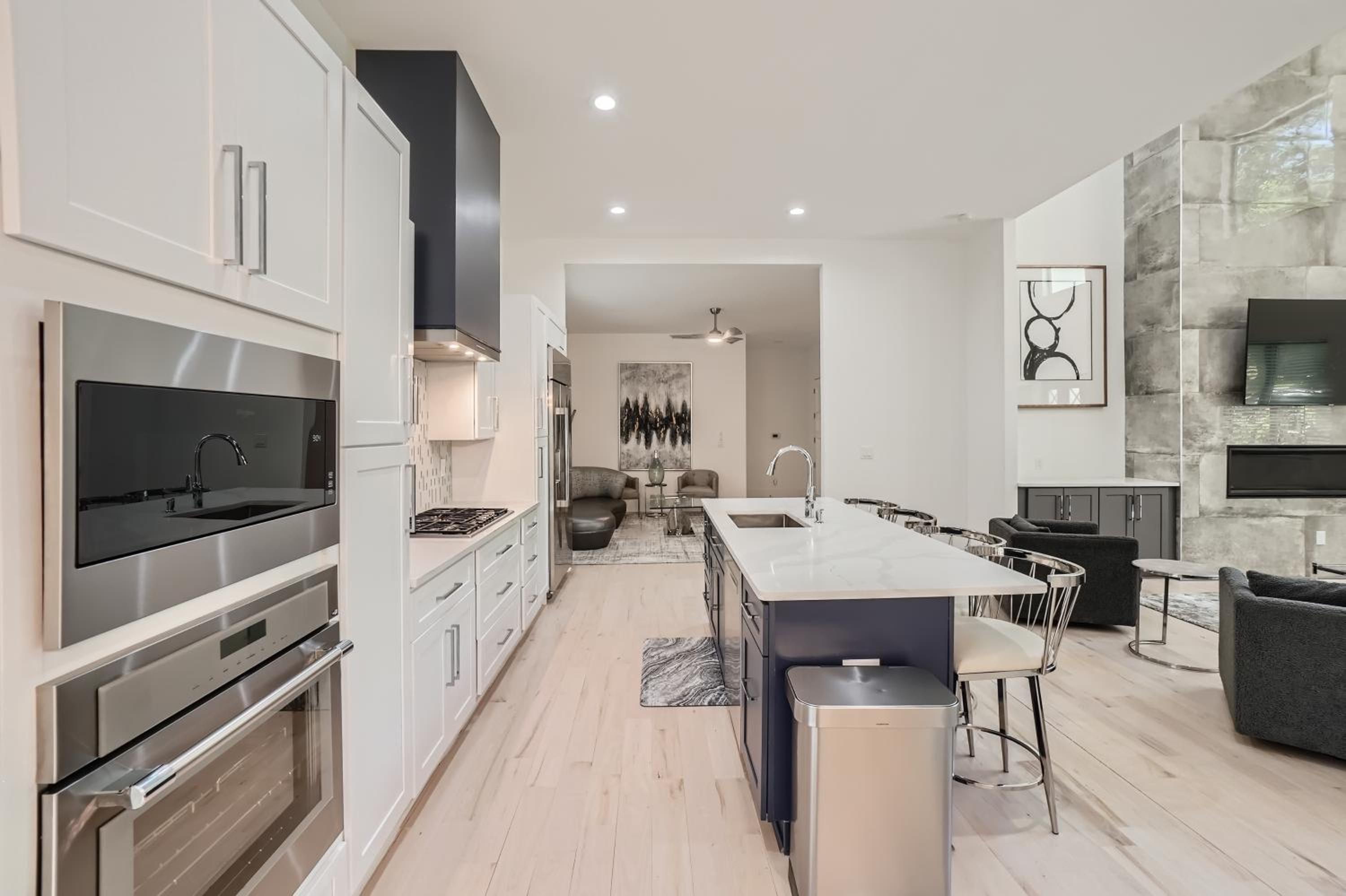 Modern Luxury Estate sleeps 10*5BR/6BA view 3
