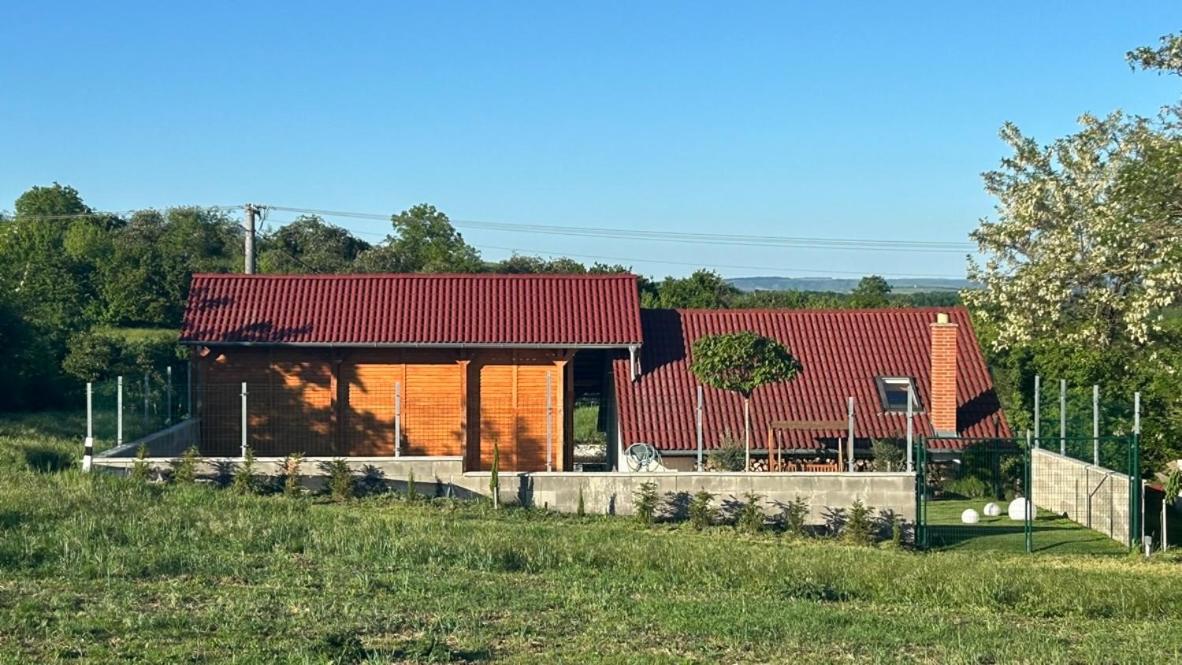 Apartmán Sebina zaručujici absolutní soukromi a klid s láhví vína jako dárek view 2