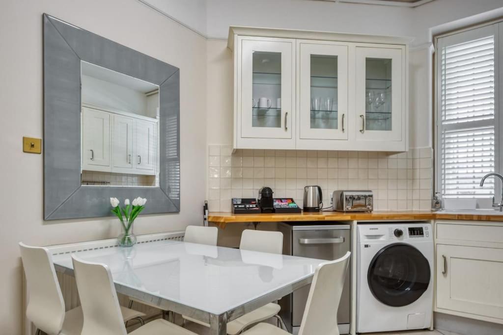2Bed 2Bath Apartment Earls Court