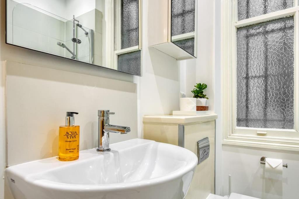2Bed 2Bath Apartment Earls Court