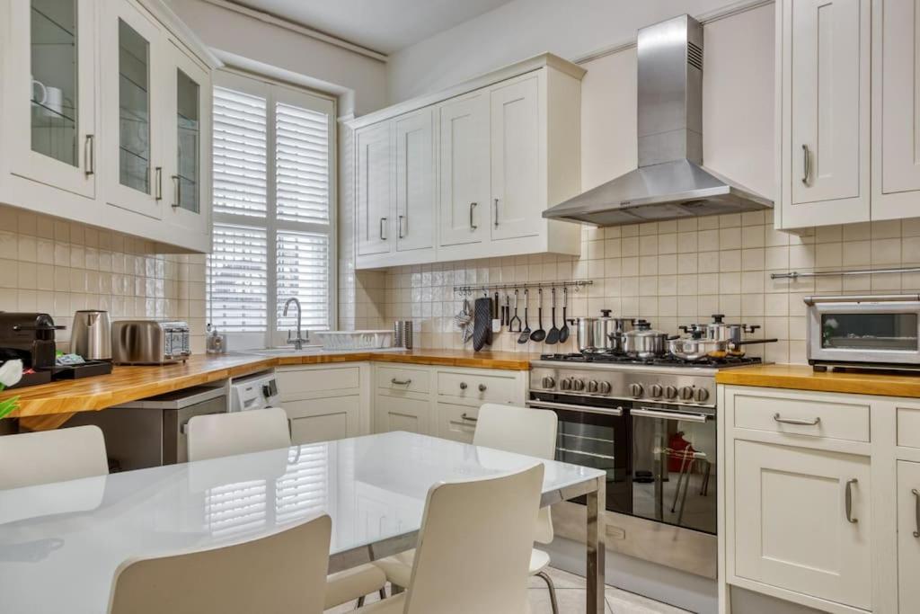 2Bed 2Bath Apartment Earls Court