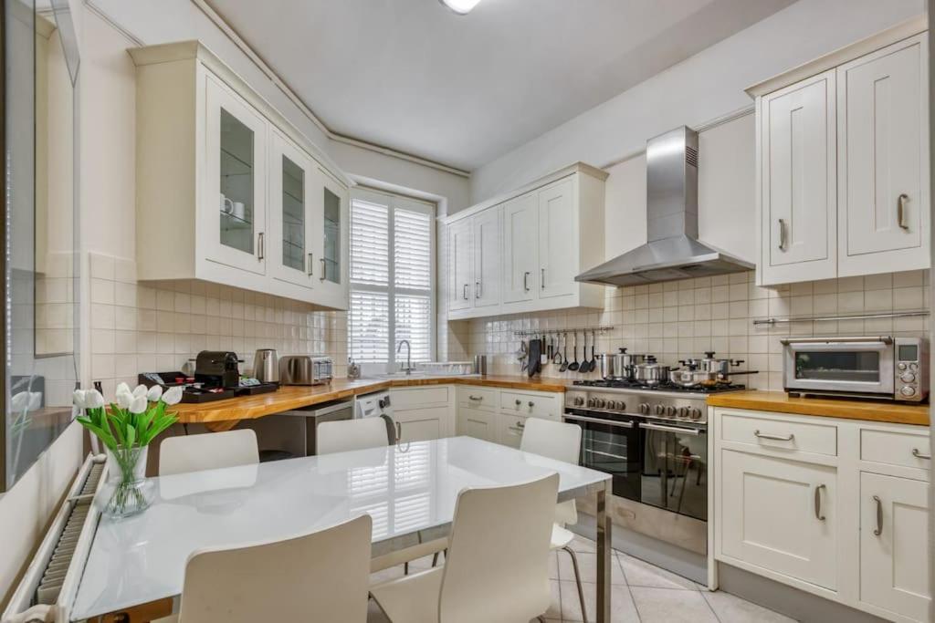 2Bed 2Bath Apartment Earls Court
