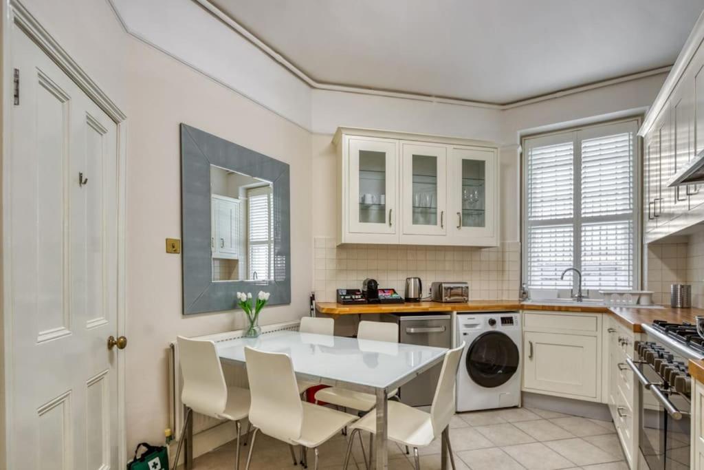 2Bed 2Bath Apartment Earls Court
