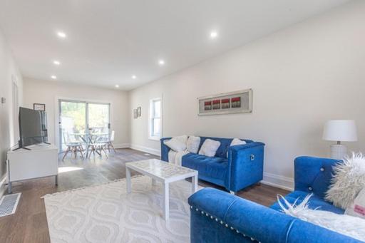 Cozy, Fully Renovated Home Near Lake- Lorne Park
