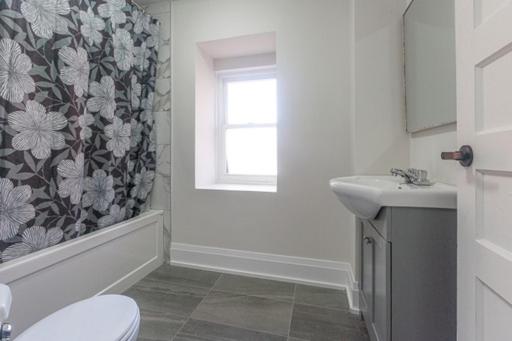 Cozy, Fully Renovated Home Near Lake- Lorne Park