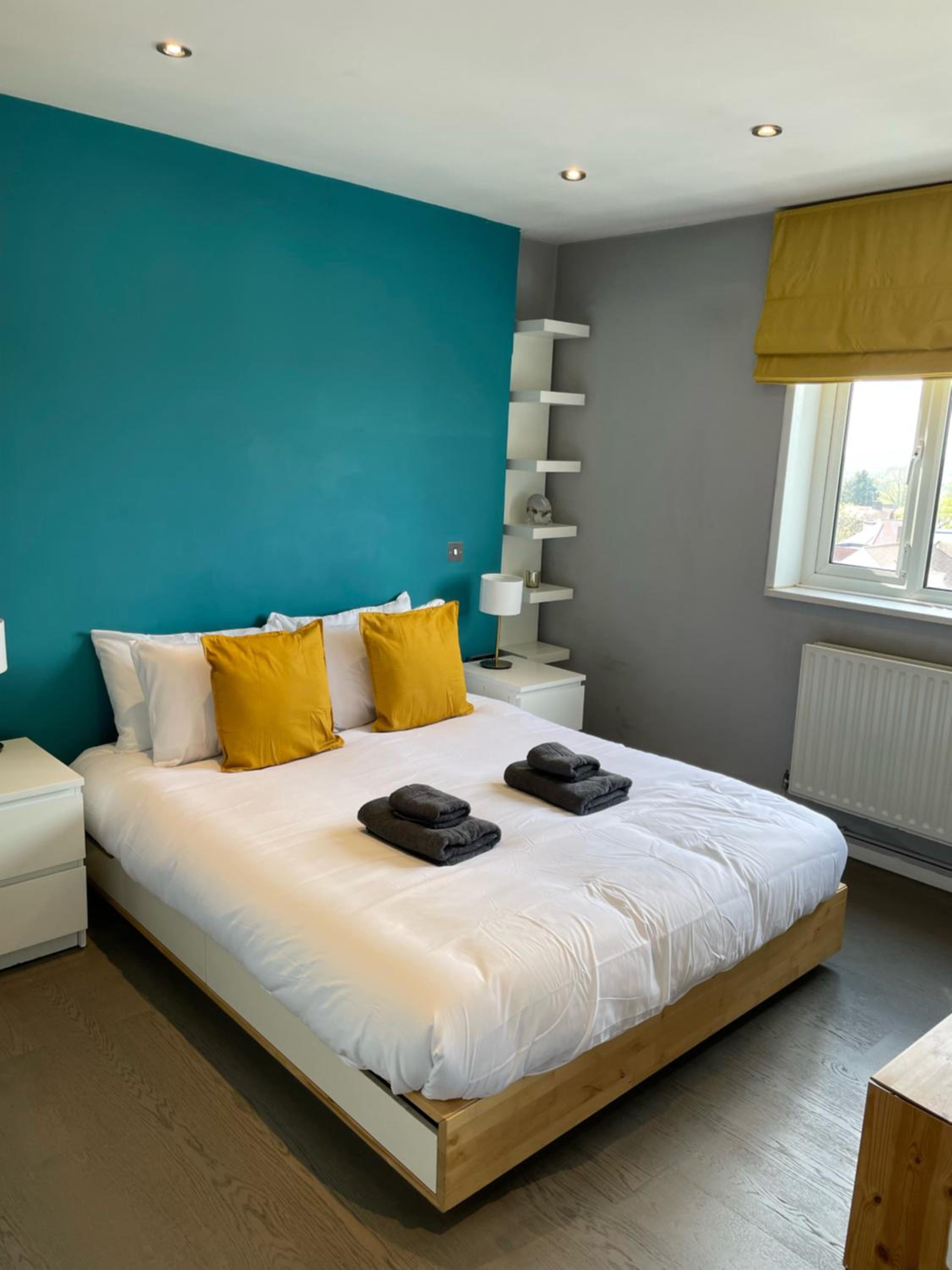 Top Floor 1 Bedroom Apartment with views over London