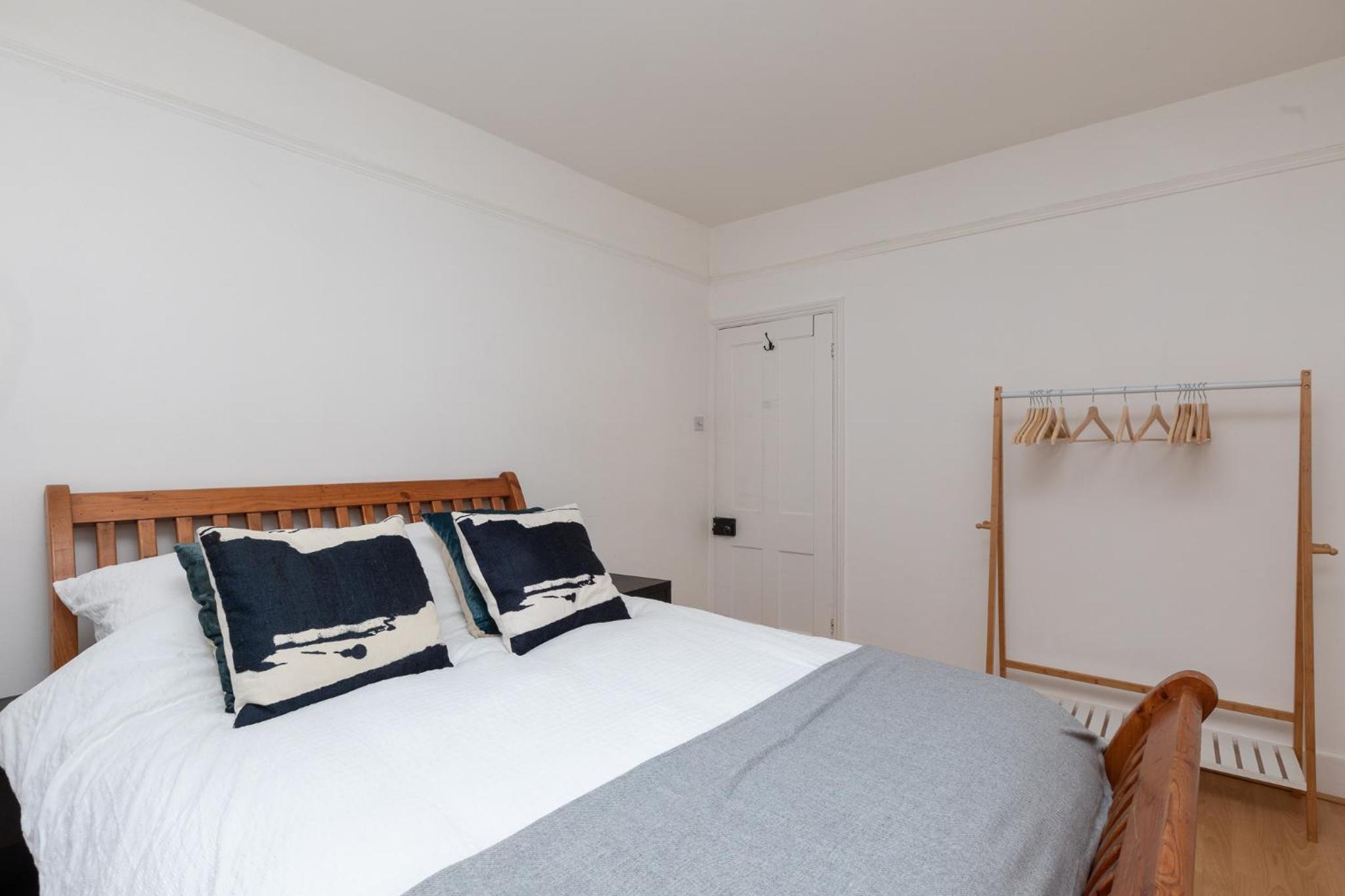 2 Bed Apartment in Sydenham, London view 3
